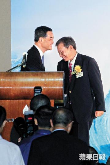 郭炳湘在2012年特首選戰中拒跟大隊,支持梁振英。郭炳湘父親郭得勝、馮景禧與李兆基創辦新鴻基,人稱三劍俠。 郭炳湘在2012年特首選戰中拒跟大隊,支持梁振英。郭炳湘父親郭得勝、馮景禧與李兆基創辦新鴻基,人稱三劍俠。