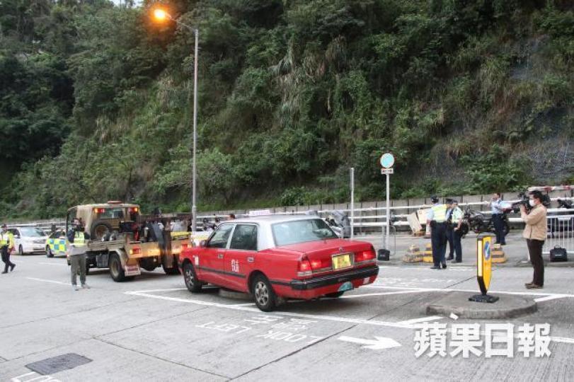的士事後被拖走檢驗,警員則在場調查意外起因。鄭文輝攝 的士事後被拖走檢驗,警員則在場調查意外起因。鄭文輝攝