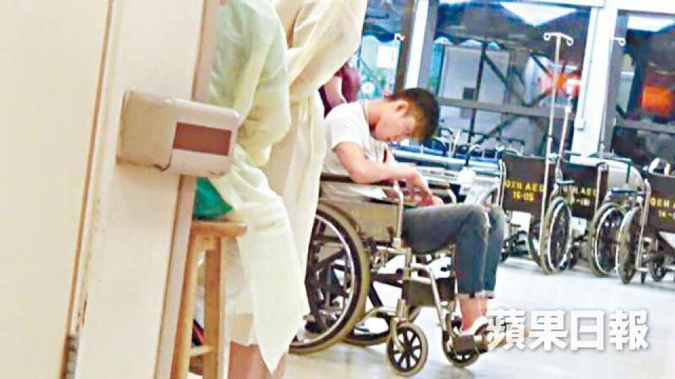 其中一名傷者在醫院等候治理。 其中一名傷者在醫院等候治理。