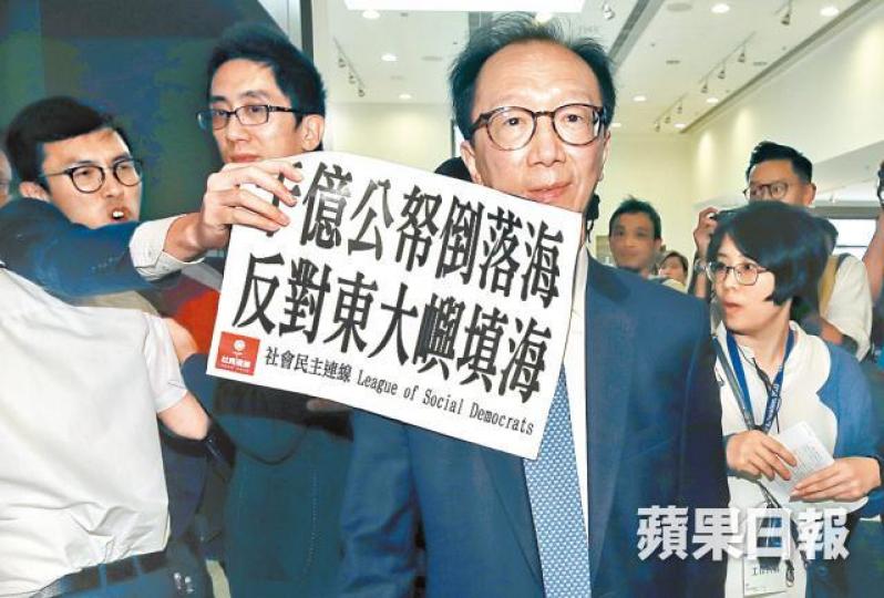 吳文遠昨到研討會示威,向梁錦松遞上標語抗議,但被保安阻攔。謝榮耀攝林鄭昨稱,劉德華與她同是網絡欺凌受害者。 吳文遠昨到研討會示威,向梁錦松遞上標語抗議,但被保安阻攔。謝榮耀攝林鄭昨稱,劉德華與她同是網絡欺凌受害者。