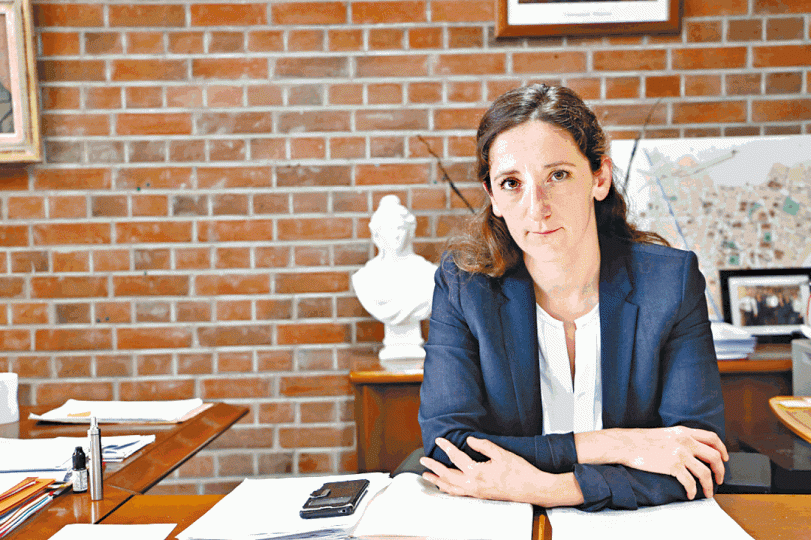歐伯維爾市警察局局長Anouck Fourmigué。有華人在遇劫的過程中遭啤酒瓶砸傷面。法國治安不靖,網傳巴黎大街上公然搶行李一幕。 歐伯維爾市警察局局長Anouck Fourmigué。有華人在遇劫的過程中遭啤酒瓶砸傷面。法國治安不靖,網傳巴黎大街上公然搶行李一幕。