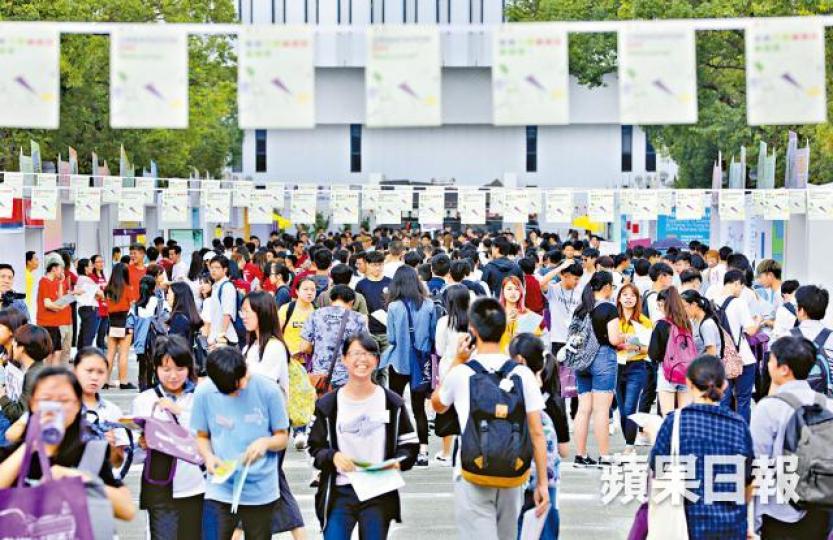 中文大學昨舉辦入學資訊日,大批家長及學生到場了解各學科入學要求。 中文大學昨舉辦入學資訊日,大批家長及學生到場了解各學科入學要求。