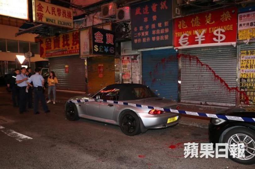 旺角一間找換店遭人淋紅油,附近店舖及停泊上址的寶馬亦告中招。黎志偉攝 旺角一間找換店遭人淋紅油,附近店舖及停泊上址的寶馬亦告中招。黎志偉攝