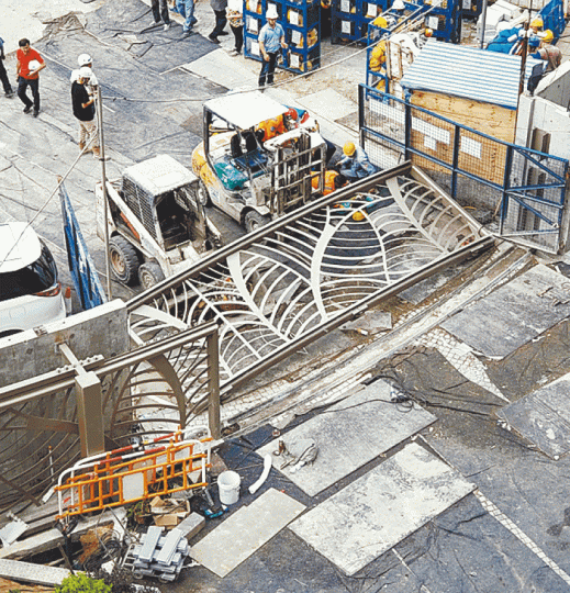 地盤大閘塌下壓傷兩名工人,工友駕駛鏟車將大閘鏟高。讀者提供圖片 地盤大閘塌下壓傷兩名工人,工友駕駛鏟車將大閘鏟高。讀者提供圖片