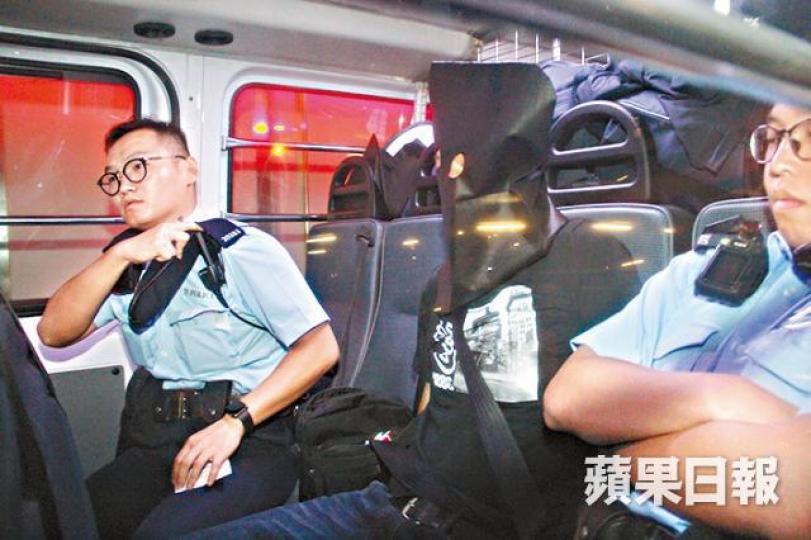 金鏈賊被捕後由警員帶署調查。 金鏈賊被捕後由警員帶署調查。