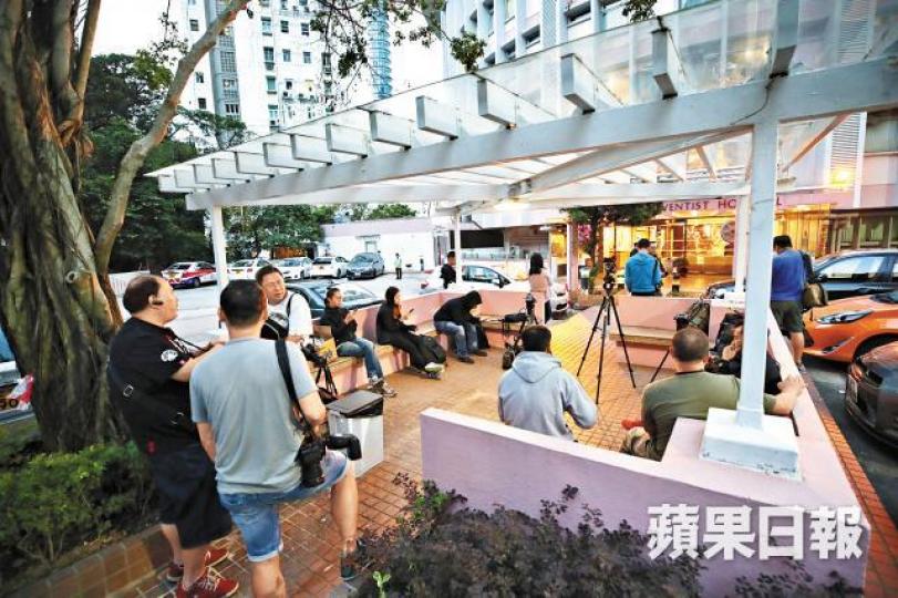 大批記者昨在港安醫院對開涼亭下守候。深水灣郭家大宅昨未見異樣。 大批記者昨在港安醫院對開涼亭下守候。深水灣郭家大宅昨未見異樣。