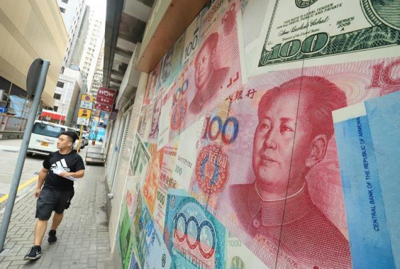 人民幣弱勢未改,兌美元上周四已跌穿6.95,破七指日可待。資料圖片 人民幣弱勢未改,兌美元上周四已跌穿6.95,破七指日可待。資料圖片