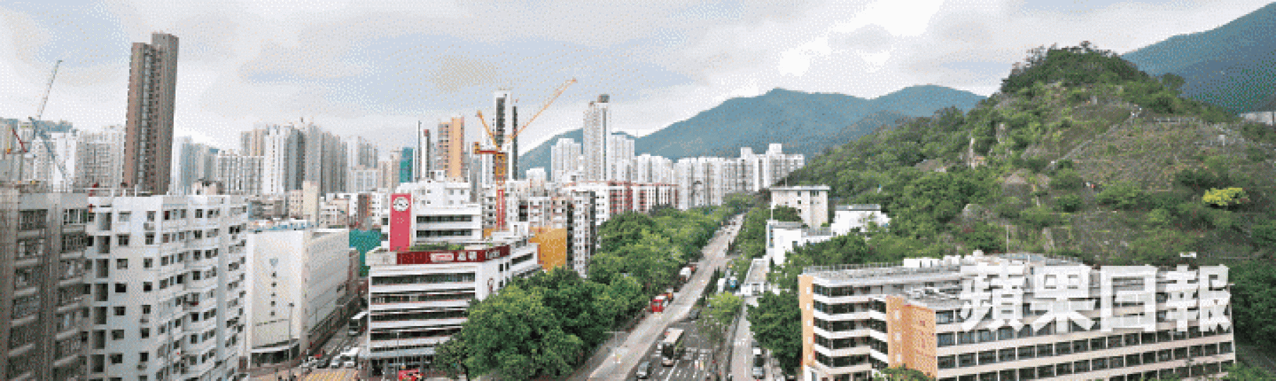 被視為深水埗地標的嘉頓中心,其實位於深水埗、長沙灣和石硤尾之間的中心點,連繫着3個地區。王心義攝Joanna(右)曾於嘉頓中心做月餅包裝暑假工;左為作家林喜兒。易仰民攝建築師徐卓華認為嘉頓中心代表香港工業發展史。 被視為深水埗地標的嘉頓中心,其實位於深水埗、長沙灣和石硤尾之間的中心點,連繫着3個地區。王心義攝Joanna(右)曾於嘉頓中心做月餅包裝暑假工;左為作家林喜兒。易仰民攝建築師徐卓華認為嘉頓中心代表香港工業發展史。