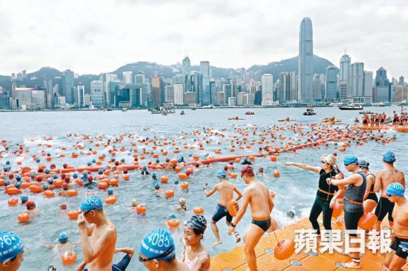 3,000多名泳手昨晨尖沙嘴出發，「順風逆水」渡維港。許頌明攝有泳手趁機在背部寫字反填海。許頌明攝開心暢泳，不忘自拍自娛。救生員水上電單車救起不適泳手。陳善南攝