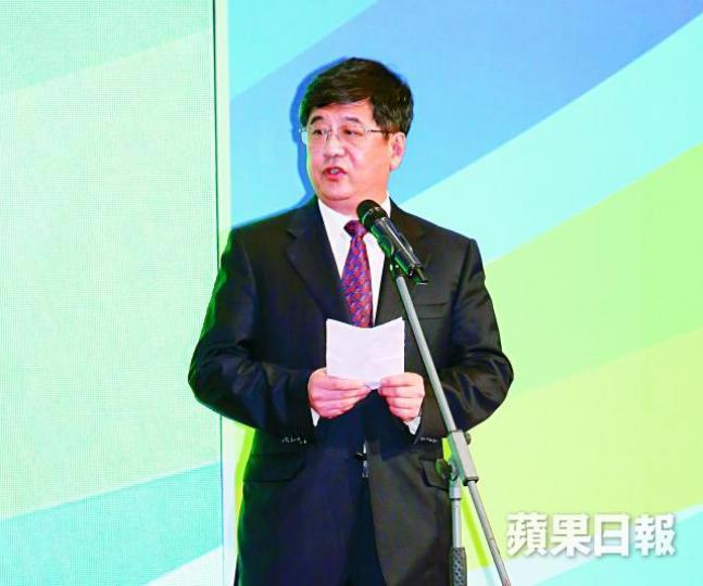 澳門中聯辦主任鄭曉松被指因患抑鬱症在住所墮斃。資料圖片習近平鄭曉松(中)上周五最後露面,會見「民聯智庫」負責人。案發現場中蓮大廈對面有司警駐守。 澳門中聯辦主任鄭曉松被指因患抑鬱症在住所墮斃。資料圖片習近平鄭曉松(中)上周五最後露面,會見「民聯智庫」負責人。案發現場中蓮大廈對面有司警駐守。