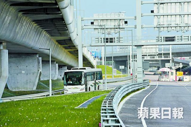 直通巴士聯會副理事長陳宗彝指大橋通車通知期短，影響預售安排。直通巴士聯會副理事長陳宗彝