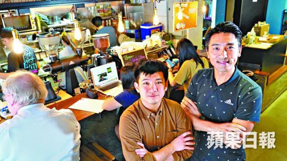 洪嘉偉(左)開設的咖啡店,接受客人以比特幣付款。張飆攝 洪嘉偉(左)開設的咖啡店,接受客人以比特幣付款。張飆攝
