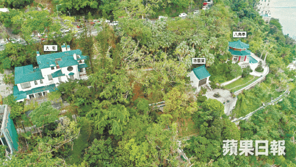 香島小築原本只有圖左邊的大宅,董浩雲一併向港府租用圖右邊8萬呎土地,之後再加建了浩雲堂、八角亭等建築物。董浩雲上世紀80年代,董浩雲招待東方石油主席劉浩清(左二)在香島小築午餐。喜與文人交往的董浩雲,曾邀請中國著名畫家劉海粟夫婦到香島小築作客,背景就是已蓋好的八角亭。董浩雲(左一)1958年帶親朋參觀香島小築;前左二起:董建平、董亦萍、鄭延益夫人、葉傳芳夫人、呂健康夫人、中航下屬于壽椿;後左起:董浩雲舅仔顧國和、船東呂健康、曹文錦夫人、韋偉。董建華年輕時與父親董浩雲及母親顧麗珍合照,董建華的外公 香島小築原本只有圖左邊的大宅,董浩雲一併向港府租用圖右邊8萬呎土地,之後再加建了浩雲堂、八角亭等建築物。董浩雲上世紀80年代,董浩雲招待東方石油主席劉浩清(左二)在香島小築午餐。喜與文人交往的董浩雲,曾邀請中國著名畫家劉海粟夫婦到香島小築作客,背景就是已蓋好的八角亭。董浩雲(左一)1958年帶親朋參觀香島小築;前左二起:董建平、董亦萍、鄭延益夫人、葉傳芳夫人、呂健康夫人、中航下屬于壽椿;後左起:董浩雲舅仔顧國和、船東呂健康、曹文錦夫人、韋偉。董建華年輕時與父親董浩雲及母親顧麗珍合照,董建華的外公