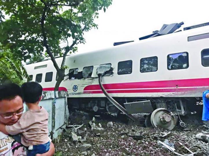 列車翻側後有路軌倒插入車廂。台灣《蘋果日報》 列車翻側後有路軌倒插入車廂。台灣《蘋果日報》