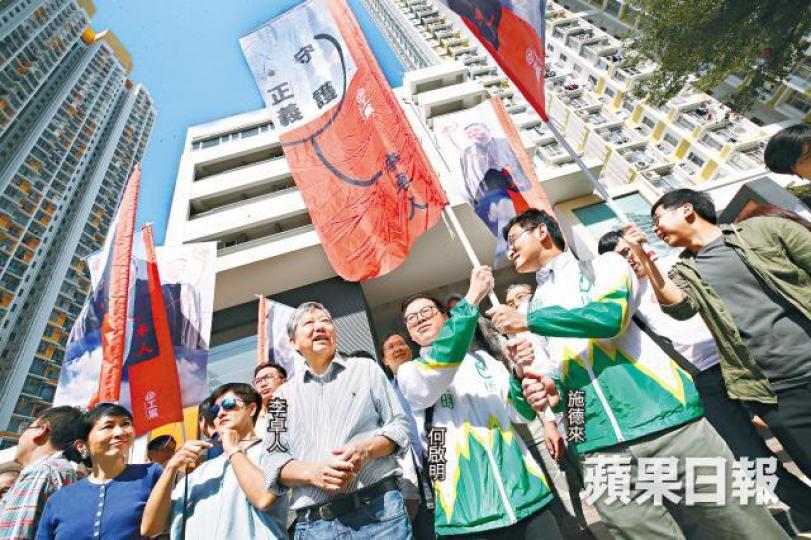 民主派昨午在石硤尾街頭舉行造勢活動，民協施德來及何啟明為李卓人站台拉票。易仰民攝