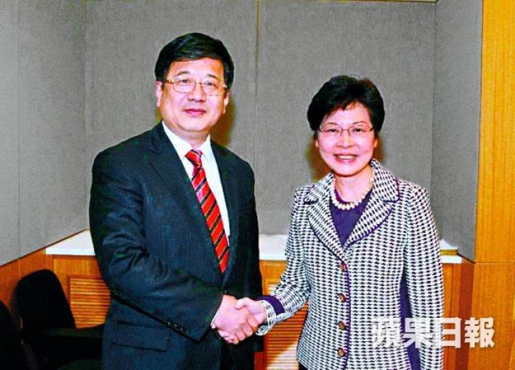 2014年林鄭月娥任政務司長期間與時任福建省副省長鄭曉松合照。 2014年林鄭月娥任政務司長期間與時任福建省副省長鄭曉松合照。