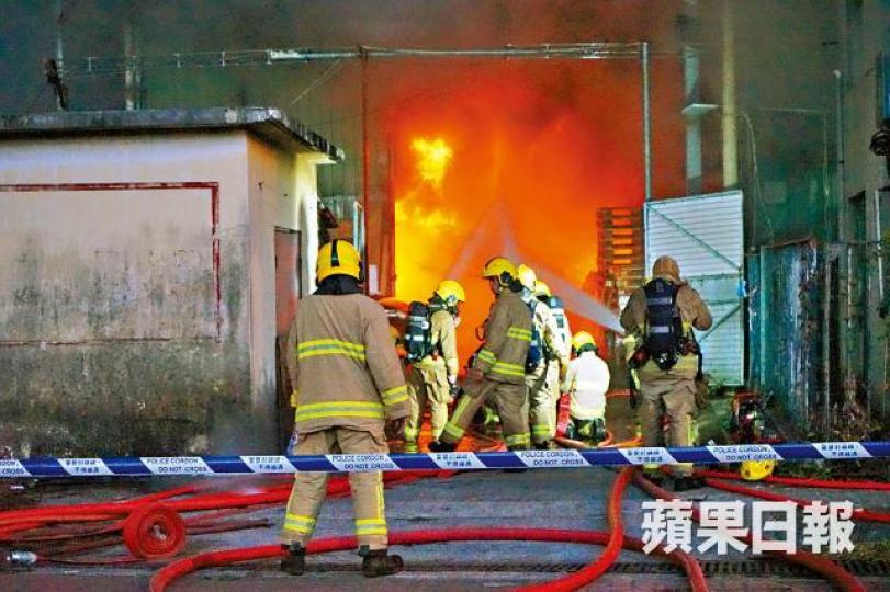 消防出動5條喉及3隊煙帽隊灌救,3小時後將火救熄。 張家豪攝 消防出動5條喉及3隊煙帽隊灌救,3小時後將火救熄。 張家豪攝