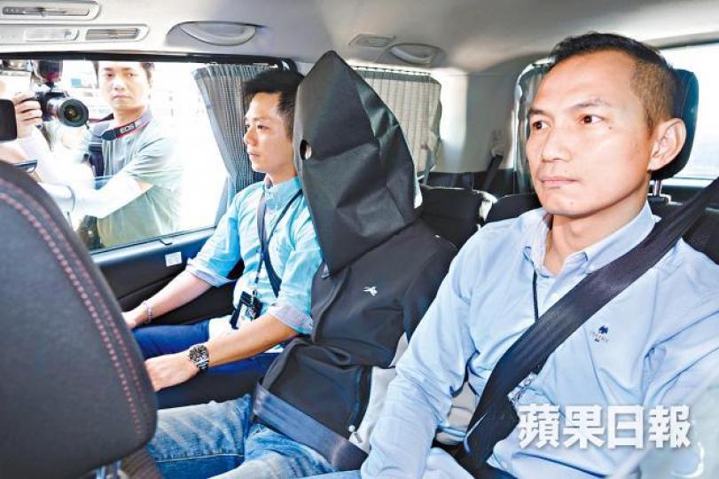 被捕毒販黑布蒙頭,由探員押走調查。 被捕毒販黑布蒙頭,由探員押走調查。