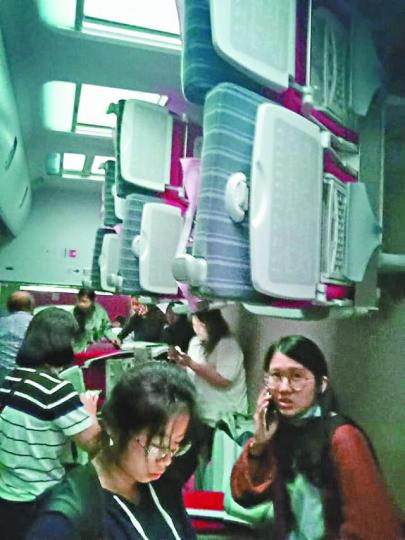 有乘客在意外發生後被困車廂,打電話向外求援。 有乘客在意外發生後被困車廂,打電話向外求援。