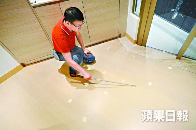 鑽嶺地板鬆又凹，詹sir貼滿執漏黃紙。何耀勤攝洗衣機去水喉漏水。