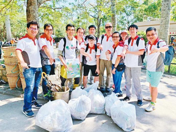 綠色力量昨在灣仔峽公園舉行清潔山徑行動。綠色力量提供圖片 綠色力量昨在灣仔峽公園舉行清潔山徑行動。綠色力量提供圖片
