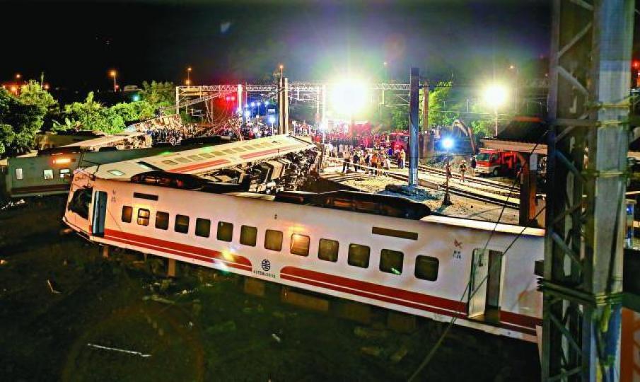 台鐵普悠瑪列車昨駛至宜蘭蘇澳新馬車站時出軌,部份車卡翻側成「W」字形,大批救援人員在場搜救。台灣《蘋果日報》 台鐵普悠瑪列車昨駛至宜蘭蘇澳新馬車站時出軌,部份車卡翻側成「W」字形,大批救援人員在場搜救。台灣《蘋果日報》