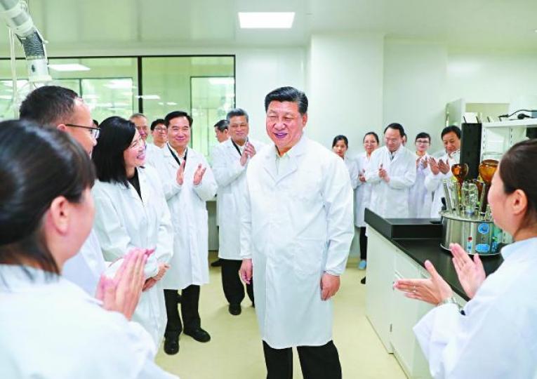 習近平昨到珠海橫琴新區高新技術片區考察粵澳合作中醫藥科技產業園。新華社昨日抵達珠海的習近平,今日將會為港珠澳大橋開通剪綵。習近平2012年南巡期間往蓮花山公園向鄧小平像獻花,並在銅像後方種下一棵高山榕樹。 習近平昨到珠海橫琴新區高新技術片區考察粵澳合作中醫藥科技產業園。新華社昨日抵達珠海的習近平,今日將會為港珠澳大橋開通剪綵。習近平2012年南巡期間往蓮花山公園向鄧小平像獻花,並在銅像後方種下一棵高山榕樹。