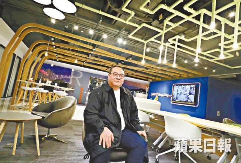 陳恩德兒時夢想40歲前有間上市公司,雖然遲了四年,但很感恩完夢。陳恩德私人投資2億發展御一共享空間。提起御藥堂都會想起米雪和三哥;圖為二人與陳恩德合照。資料圖片 陳恩德兒時夢想40歲前有間上市公司,雖然遲了四年,但很感恩完夢。陳恩德私人投資2億發展御一共享空間。提起御藥堂都會想起米雪和三哥;圖為二人與陳恩德合照。資料圖片