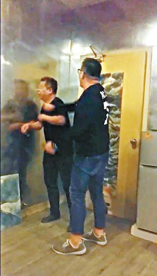 吳偉豪（右）着員工拍攝毆打Dennis（左）情況，Dennis當時十分驚慌。