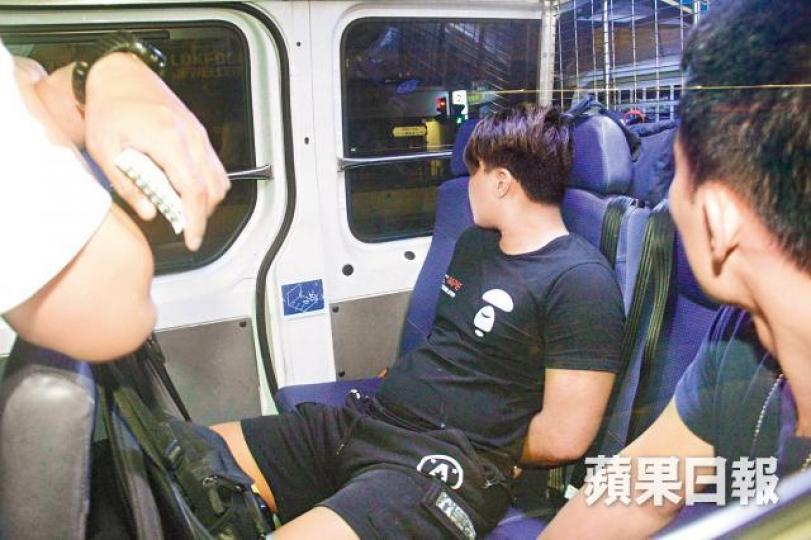 黑衣疑犯被警方拘捕。唐家輝攝 黑衣疑犯被警方拘捕。唐家輝攝