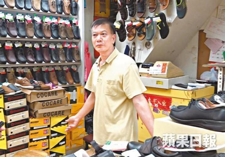 陳先生指業主已將舖位賣給發展商,現時租約剩年多,「到期就會走」。70多歲張氏夫婦在皇都大廈租住單位達40多年,張太指業主僅稱若要遷出會提早通知。 陳先生指業主已將舖位賣給發展商,現時租約剩年多,「到期就會走」。70多歲張氏夫婦在皇都大廈租住單位達40多年,張太指業主僅稱若要遷出會提早通知。