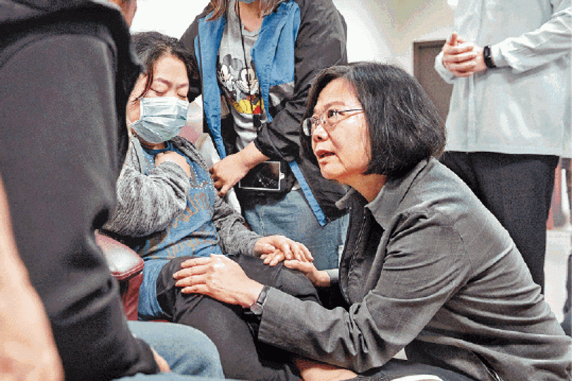 總統蔡英文醫院慰問死傷者家屬。美聯社 總統蔡英文醫院慰問死傷者家屬。美聯社