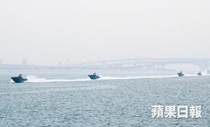 警方昨進行嚴密海陸空巡邏,包括多艘飛虎隊快艇。何柏佳攝無線電干擾車裝有多條天線,可干擾及偵測多種無線電波。全副武裝的飛虎隊乘坐快艇在東涌碼頭對開海面戒備。 警方昨進行嚴密海陸空巡邏,包括多艘飛虎隊快艇。何柏佳攝無線電干擾車裝有多條天線,可干擾及偵測多種無線電波。全副武裝的飛虎隊乘坐快艇在東涌碼頭對開海面戒備。