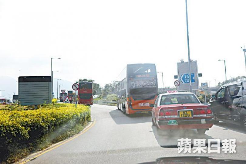記者實測當日,機場南交匯處發生輕微交通意外,立即出現車龍。 記者實測當日,機場南交匯處發生輕微交通意外,立即出現車龍。