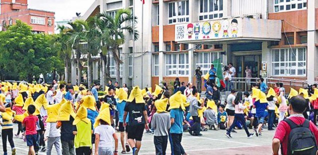 台灣東部外海昨發生六級地震,宜蘭學生被疏散到操場。台灣《蘋果日報》 台灣東部外海昨發生六級地震,宜蘭學生被疏散到操場。台灣《蘋果日報》