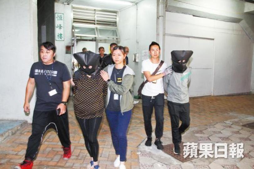 一對母子涉利用公屋單位種植大麻被捕。黎志偉攝警方撿獲衣櫃形溫室、射燈、通風系統等種大麻工具。 一對母子涉利用公屋單位種植大麻被捕。黎志偉攝警方撿獲衣櫃形溫室、射燈、通風系統等種大麻工具。