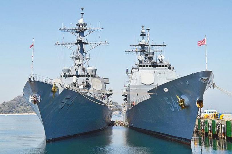 美艦「柯蒂斯威爾伯號」(左)與「安提坦號」(右)周一穿越台灣海峽。 美艦「柯蒂斯威爾伯號」(左)與「安提坦號」(右)周一穿越台灣海峽。