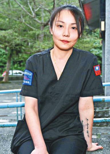 修復師吳予恩連日來為遺體修補上妝。台灣《蘋果日報》 修復師吳予恩連日來為遺體修補上妝。台灣《蘋果日報》