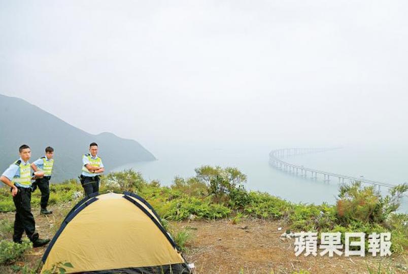 警方昨在大嶼山高處紮營,遠眺港珠澳大橋情況。夏家朗攝 警方昨在大嶼山高處紮營,遠眺港珠澳大橋情況。夏家朗攝