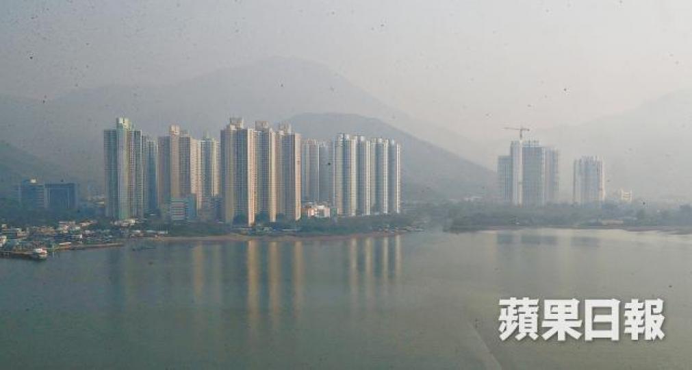 區議員郭平促港府津貼珠三角工廠過濾排放物,紓緩東涌空氣污染。江俊豪攝迎東邨居民伍女士量度客廳懸浮粒子水平,平均每周有兩天PM2.5超出世衞標準(橙色及紅色)。彭志行攝浮粒子水平PM2.5區議員郭平 區議員郭平促港府津貼珠三角工廠過濾排放物,紓緩東涌空氣污染。江俊豪攝迎東邨居民伍女士量度客廳懸浮粒子水平,平均每周有兩天PM2.5超出世衞標準(橙色及紅色)。彭志行攝浮粒子水平PM2.5區議員郭平
