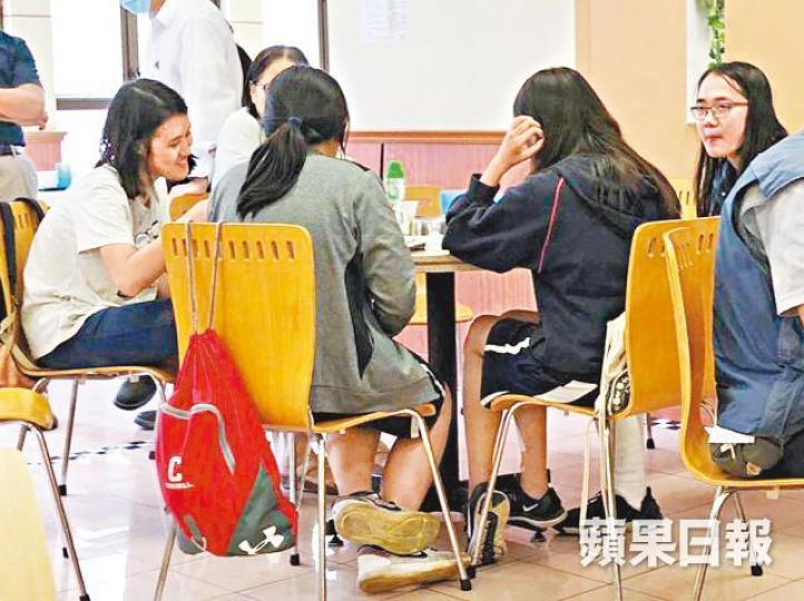 女生獲救後在醫院餐廳用膳,校方職員到場了解。 女生獲救後在醫院餐廳用膳,校方職員到場了解。