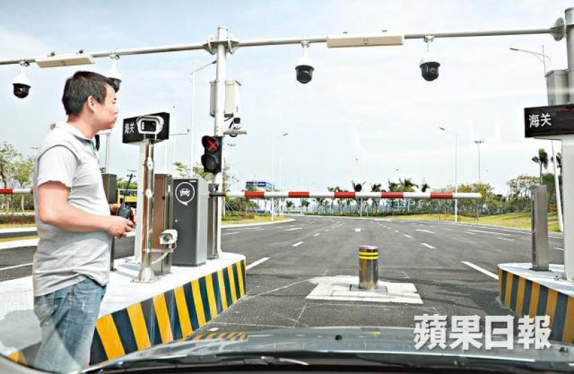珠海口岸其中一個出境閘口故障,需改由職員手動開閘。 珠海口岸其中一個出境閘口故障,需改由職員手動開閘。