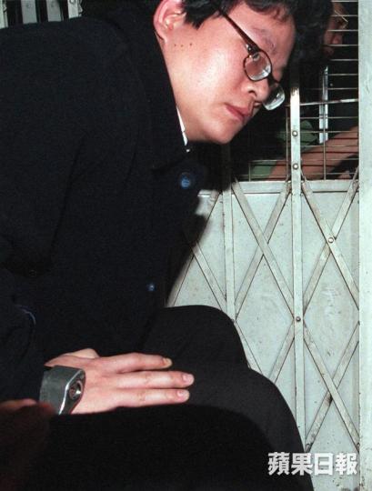 1997年警員尤振星在香港仔警署精神病發,向疑犯陳國強連環開槍擊斃對方,尤承認誤殺被判入小欖,死因庭後裁定疑犯非法被殺。 1997年警員尤振星在香港仔警署精神病發,向疑犯陳國強連環開槍擊斃對方,尤承認誤殺被判入小欖,死因庭後裁定疑犯非法被殺。