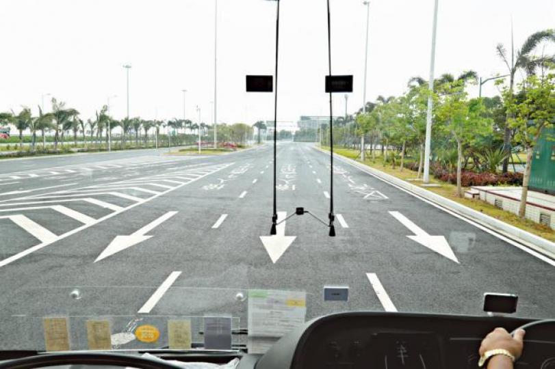 有旅巴昨抵達珠海口岸時停錯位,司機被指示逆線掉頭。 有旅巴昨抵達珠海口岸時停錯位,司機被指示逆線掉頭。