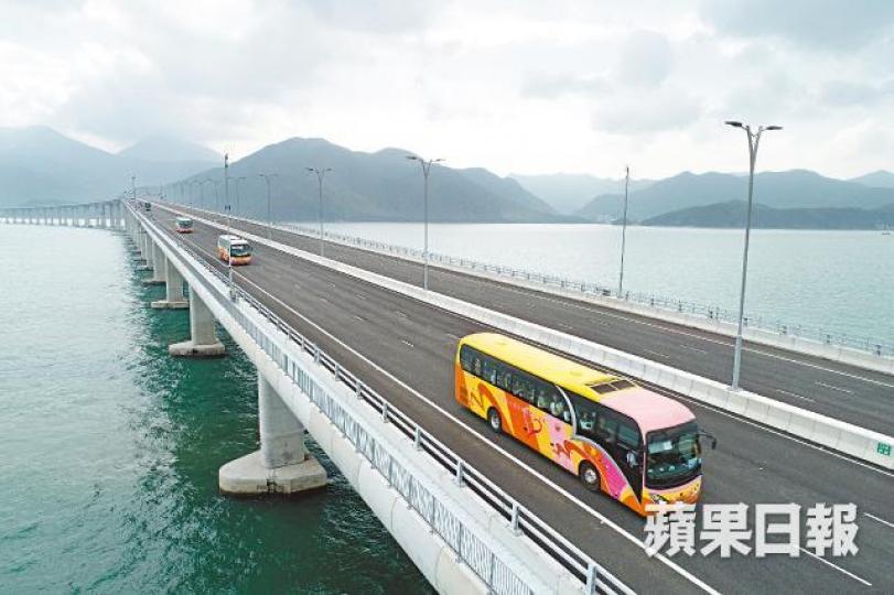 港珠澳大橋昨通車,車輛流量遠遜預期,首11小時只有2,078車次通過。 港珠澳大橋昨通車,車輛流量遠遜預期,首11小時只有2,078車次通過。