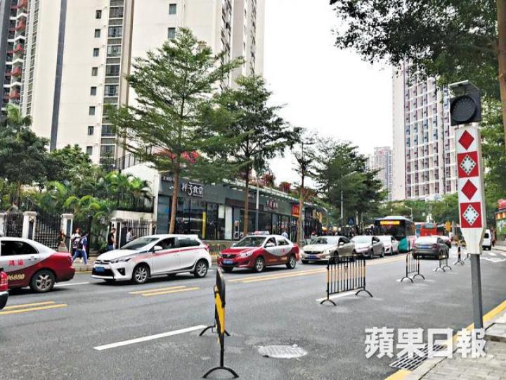 深圳龍悅居附近有行車線被封,交通嚴重擠塞。商店玻璃門被貼上「防爆安檢」封條。習近平南巡,為保安理由,深圳民眾被遠遠隔開。《蘋果》記者攝 深圳龍悅居附近有行車線被封,交通嚴重擠塞。商店玻璃門被貼上「防爆安檢」封條。習近平南巡,為保安理由,深圳民眾被遠遠隔開。《蘋果》記者攝