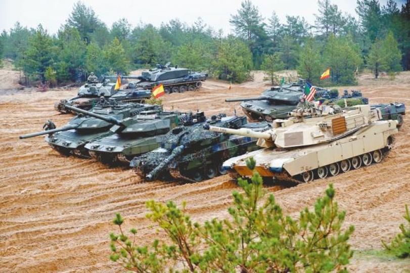 美國、德國、西班牙和波蘭軍隊的坦克車,前天亦有在拉脫維亞演習。 路透社 美國、德國、西班牙和波蘭軍隊的坦克車,前天亦有在拉脫維亞演習。 路透社