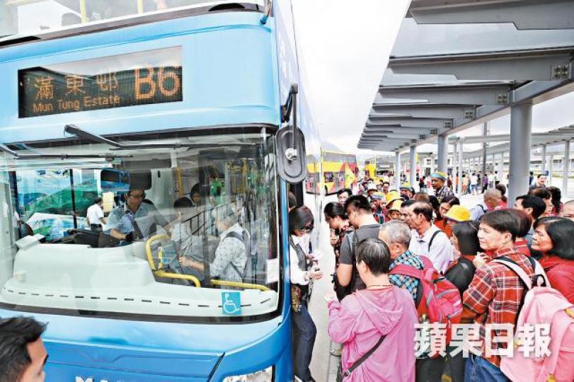 通車首日,大批旅客擠滿大橋口岸乘巴士赴港。 通車首日,大批旅客擠滿大橋口岸乘巴士赴港。