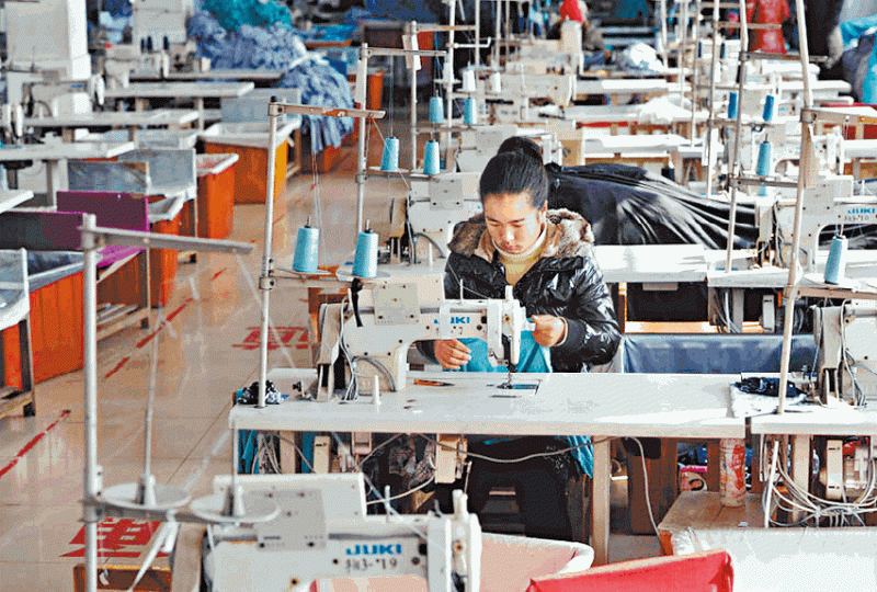 內地中小企業日子艱難。圖為浙江一個製衣廠冷清的車間。 內地中小企業日子艱難。圖為浙江一個製衣廠冷清的車間。