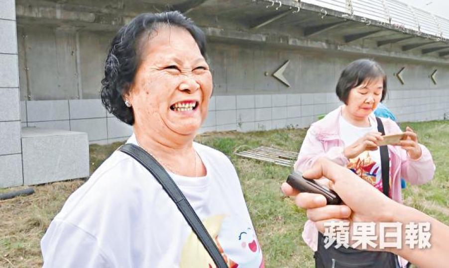首發團團友戴上米奇老鼠頭飾。
首發團團友戴上米奇老鼠頭飾。
